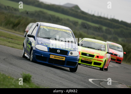 Fiat Punto Abarth racing à la chicane du circuit Kirkistown au comté de Down en Irlande du Nord Banque D'Images