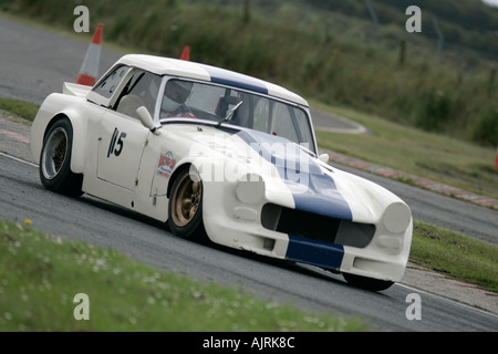 Dave Beakhurst dans son bleu blanc 1268 Kirkistown MG Midget au circuit du comté de Down en Irlande du Nord Banque D'Images