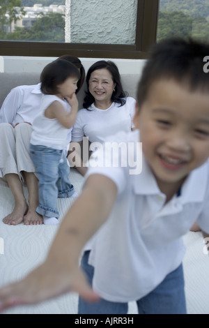 Sur le lit de la famille Banque D'Images