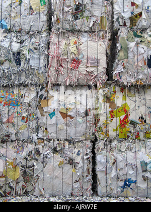 Les balles de papier en attente de recyclage à Potters Bar, UK Banque D'Images