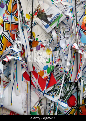 Les balles de papier en attente de recyclage à Potters Bar, UK Banque D'Images