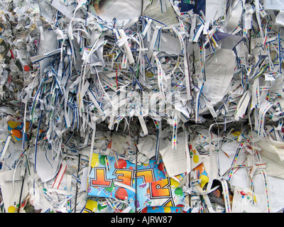 Les balles de papier en attente de recyclage à Potters Bar, UK Banque D'Images