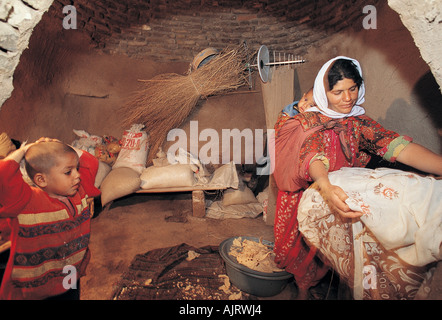 Femme travaillant dans son mudbrick maison à Harran, Sanliurfa en Turquie. Banque D'Images