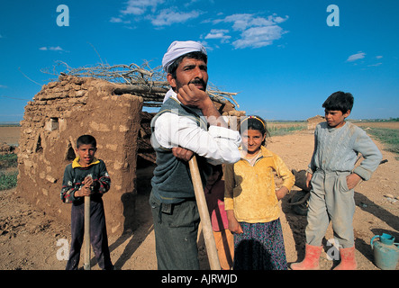 Les travailleurs agricoles saisonniers la construction d'une maison, mudbrick Harran en Turquie. Banque D'Images