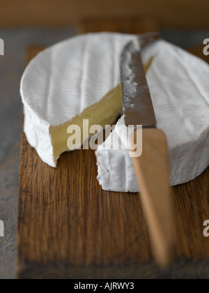 Le Camembert sur planche à découper avec couteau à fromage - haut de gamme image numérique Hasselblad 61Mo Banque D'Images