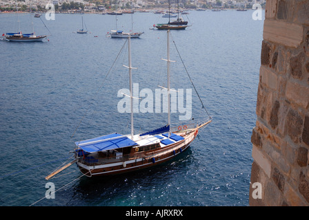 Luxury yachts amarrés à proximité de château de Bodrum, Turquie Banque D'Images