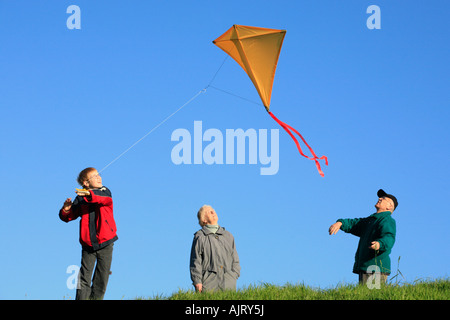 Les grands-parents et leur petit-fils sont flying a kite ensemble Banque D'Images