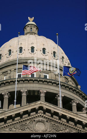 Drapeaux flottants sur la Boise IDAHO Capitol building Banque D'Images