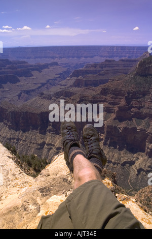 Homme assis sur le bord du canyon Banque D'Images