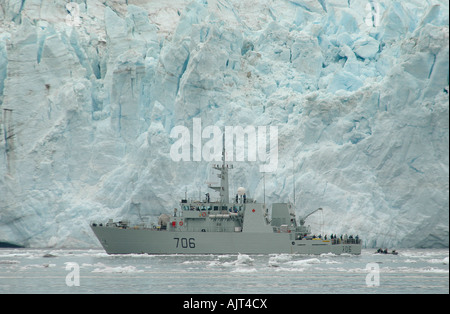 Navire de la Marine canadienne en face de Margerie Glacier dans le Parc National de Glacier Bay et de préserver dans l'Alaska, USA Banque D'Images