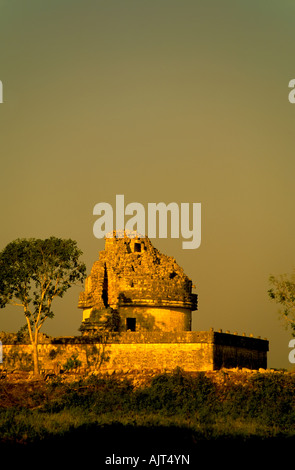 L'observatoire, El Caracol ou les escargots, monument temple à Chichen Itza ruines mayas du Yucatan, Mexique dans la lumière d'or chaud Banque D'Images