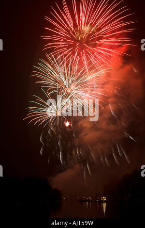 5e novembre Fireworks at Hampton Wick, Kingston Upon Thames, Royaume-Uni. Banque D'Images