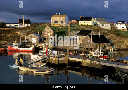 CANADA Nouvelle-écosse nuages sombres planant au-dessus du village de pêcheurs de Peggys Cove près d'Halifax Banque D'Images