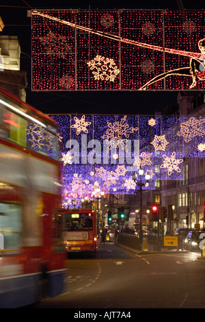 Lumière de Noël à Regent Street W1 en décembre 2004 Banque D'Images