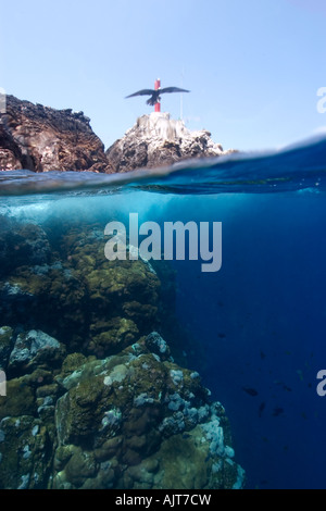 Deux images du phare des roches sous-marines et substrat Saint Pierre et de Saint Paul roches, Brésil, Océan Atlantique Banque D'Images