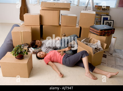 High angle view of a young couple dormir sur le plancher Banque D'Images