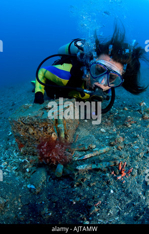 Plongée sous marine à la recherche d'une boîte de balles près d'une épave japonaise de la Seconde Guerre mondiale de l'Océan Indien Indonésie Lombok Banque D'Images