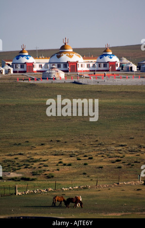 Chevaux et yourte nomade des tentes sur la Mongolie intérieure prairies Xilamuren province Chine Banque D'Images