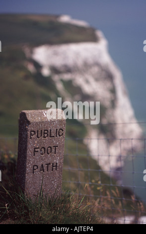 Marqueur sentier public sur le sentier le long du bord de la falaises blanches de Douvres, Langdon Bay, Kent, Angleterre Banque D'Images