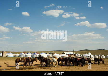 Yourte et tentes nomades chevaux sur la Mongolie intérieure prairies Xilamuren province Chine Banque D'Images