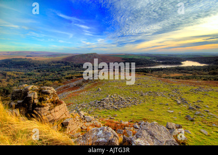 Superbe vue sur la fin de soirée en cuir de Tor sur l'ensemble réservoir Burrator Dartmooor à Banque D'Images