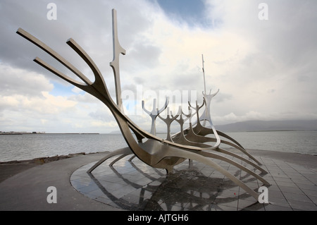 Le Soleil, Sólfar sculpture Voyager par Jón Gunnar Árnason, Reykjavik, Islande Banque D'Images