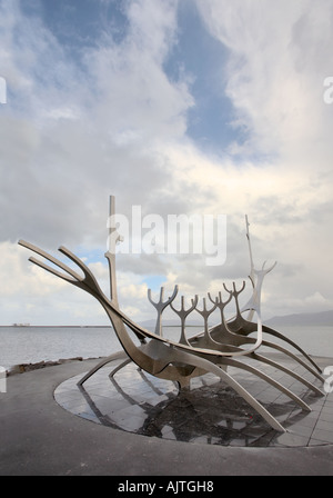 Le Soleil, Sólfar sculpture Voyager par Jón Gunnar Árnason, Reykjavik, Islande Banque D'Images