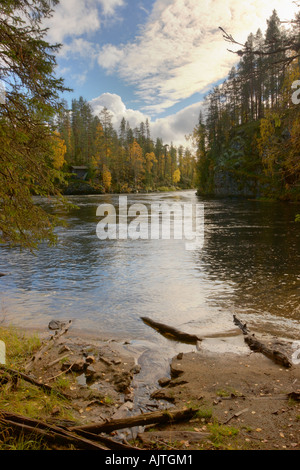 Une vue de Myllykoski rapides sur le Pieni Karhunkierros trail dans le Parc National d'Oulanka, Kuusamo, Finlande Banque D'Images