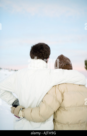 Deux personnes debout méconnaissable ensemble, enlacés, vêtu de vêtements d'hiver, vue arrière Banque D'Images