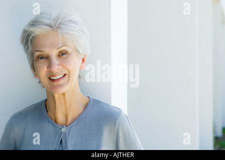 Senior woman smiling at camera, portrait Banque D'Images