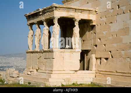 L'Acropole, Athènes. L'Erechtheion, 420 à 403 BC. Le porche de l'cariatides. Architecte : attribuée à Mnesikles Banque D'Images