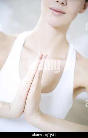 Portrait de femme en position de prière, close-up Banque D'Images
