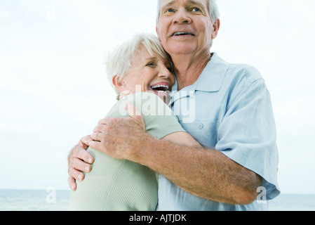 Senior couple hugging, femme en riant, low angle view Banque D'Images