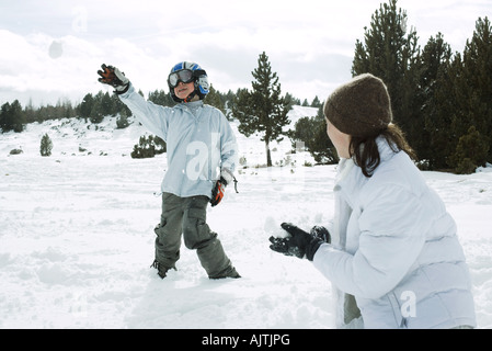 Young Friends having snowball fight, photo d'action Banque D'Images