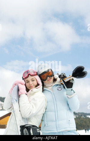 Deux jeunes skieurs debout ensemble, smiling at camera, portrait Banque D'Images