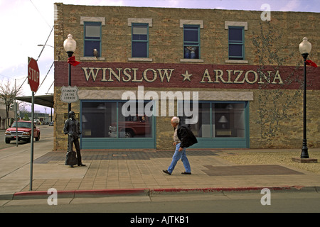 Standin' sur un coin, aigles chanson, statue, peinture murale sur la Route 66 dans la région de Winslow, Arizona, USA Banque D'Images