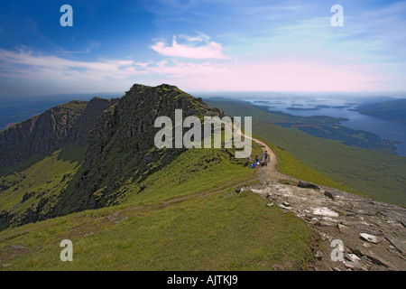 À l'arrière le long du chemin du sommet du Ben Lomond Loch Lomond avec ci-dessous dans la distance Banque D'Images