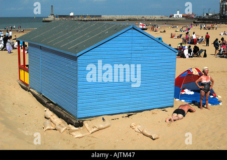 Blue Beach Hut avec baigneurs âgés sur Margate Margate sands Angleterre Kent Banque D'Images