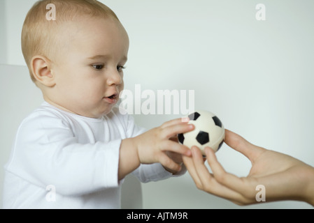 En tenant bébé balle de mother's hand, close-up