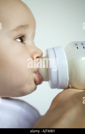 Bouteille de boisson bébé, extreme close-up, side view Banque D'Images