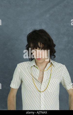 Teenage boy looking at camera, portrait, tête vers le bas Banque D'Images