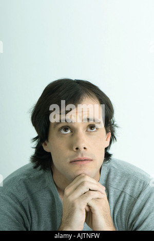 L'homme avec les mains jointes sous le menton, portrait Banque D'Images