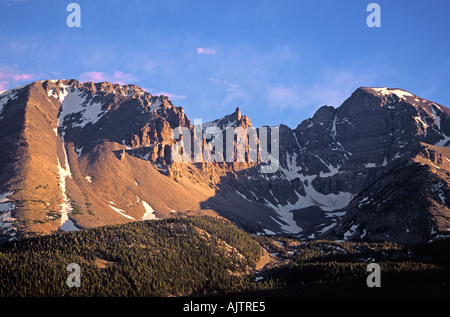 Wheeler Peak (à droite), Jeff Davis (pointe à gauche) au coucher du soleil, Parc National du Grand Bassin, Nevada, USA Banque D'Images