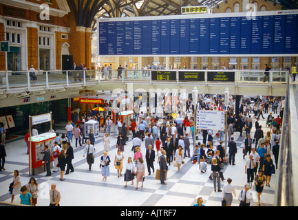 Londres Angleterre Liverpool St Station banlieusards Banque D'Images