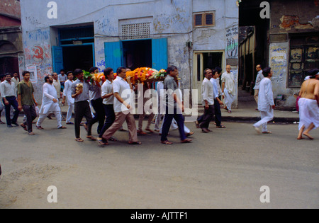 Kolkata Inde Burning Ghats exerçant son corps à travers des rues Banque D'Images