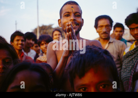 Calcutta Inde The Burning Ghats Namaste Message d'Indien mains ensemble Banque D'Images