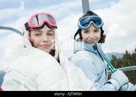 Adolescente et jeune ami prendre téléski, portrait Banque D'Images