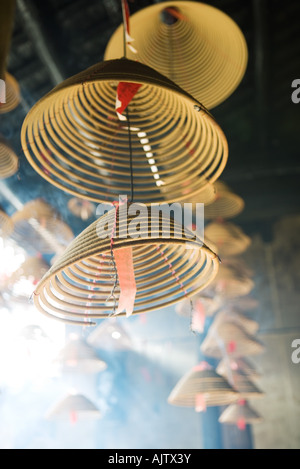 Encens brûlant in Chinese temple, low angle view, close-up Banque D'Images