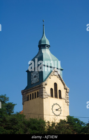 Tour de l'horloge de l'Église protestante de l'hôte de Qingdao de voile des Jeux Olympiques de 2008 la province de Shandong, Chine Banque D'Images