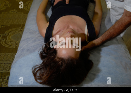 Woman receiving massage du visage Banque D'Images
